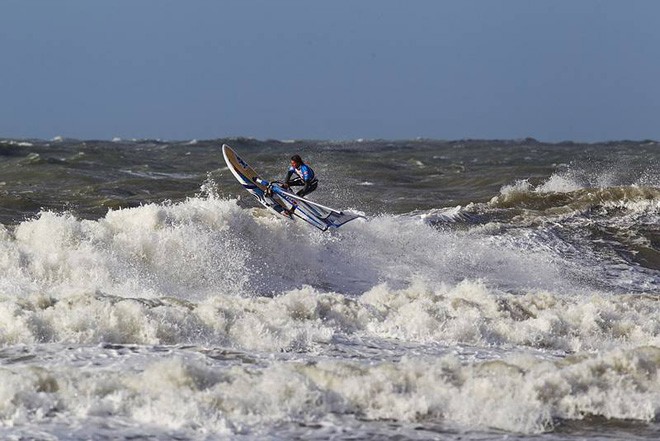 Back side smack from Philip Koster - PWA KIA Cold Hawaii World Cup 2011 Day 3 © PWA World Tour http://www.pwaworldtour.com